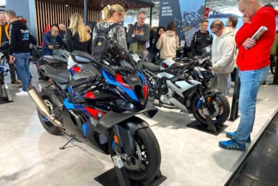 Mモデルはやはりカッコいいですね。300km/h以上出せるらしいのですが、乗りこなすにはそれ相当の上級者じゃないと厳しいのかしら？