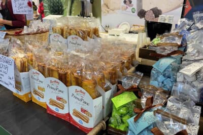 イタリアブースの物産コーナーでは、美味しそうな地元のお菓子も販売されていました。旅の思い出の味が手軽に楽しめて嬉しいです