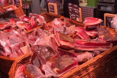 オーストリアブースでは、シュペックがごろごろと販売されていました。燻製生ハムのような味わいで、とてもおいしいんですよ