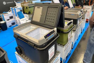 キャンピング用のさまざまな製品がズラリと売られていて、ただ見て回っているだけでもワクワクします。時間が経つのを忘れますね