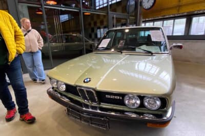 こちらの女性はピカピカのBMW「528i」に目を奪われてしまいました