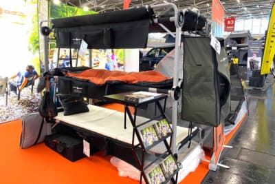 キャンプのテントのなかに設置する、快適そうな簡易ベッドのお店もありました。アウトドアでの睡眠の質を大きく上げてくれそうです