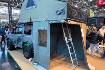 ジムニーの上に乗っている大型ルーフテントは、スペースを最大限に活かせて良いですね。ハシゴのある部分をキッチンにすると最高です