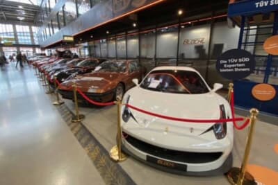 ビンテージから最新モデルまでさまざまな車両が展示販売されています