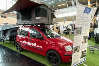 こんなに小さなクルマに大きなルーフテントが乗っています。大人が2人寝ても本当に大丈夫なのか、少しだけ心配になってしまいますね