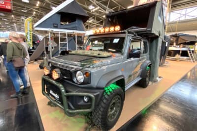 ジムニーと大型ルーフテントのコンビネーションです。限られたスペースを最大限に活かせるので、とてもグッドアイデアだと思います