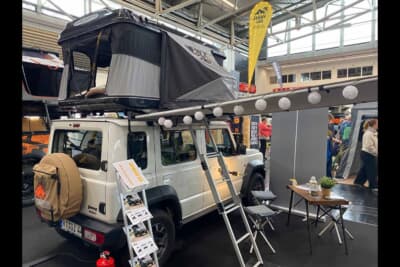 珍しい4ドアタイプのジムニーにも、立派なルーフテントが装着されていました。これならファミリーでのキャンプも楽しめそうです