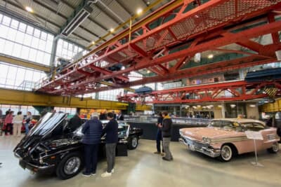 元は鉄道の整備車庫だった場所をステキにリストアしたMotorworld。ビンテージカーの展示販売は人気