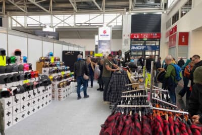 バイクのアクセサリーショップ。ヘルメットがカラフルですね