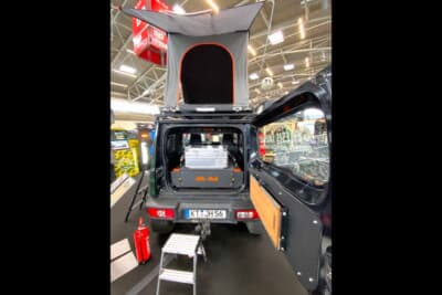 こちらはジムニーの荷台部分のディスプレイです。限られた空間をいかに効率よく使うか、キャンパーたちの工夫がたっぷり詰まっています