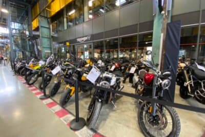 イギリスの有名な高級バイクメーカーであるトライアンフ（TRIUMPH）のショップも入っています