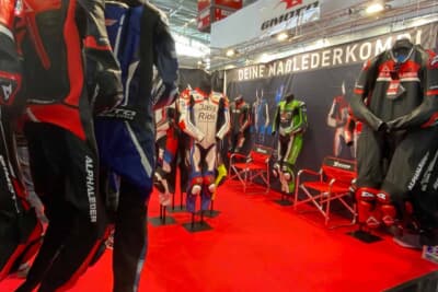バイクのウェアブランドも数多く出展