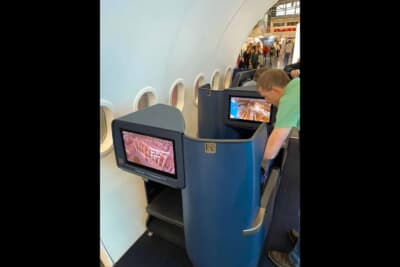 ドイツの航空会社Condorは、ビジネスとエコノミークラスの機内をそのまま出展していました。実際の座り心地を試せて面白かったです