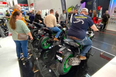 来場者はとにかく跨ります。私は短足を晒すので自粛します