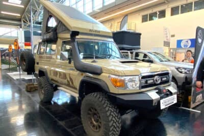 なかなかワイルドで迫力のあるタイプのキャンピングカーですね。大自然のなかを力強く駆け抜ける姿が目に浮かぶようです