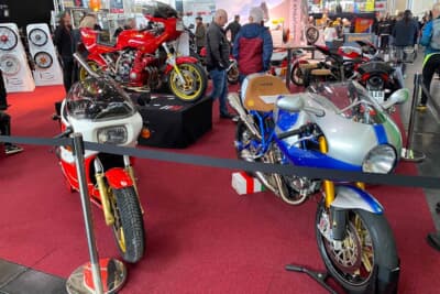 ビンテージバイクの展示販売もあちらこちらに