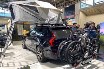 屋根の上には、なかなか盛りだくさんな旅になりそうな重装備が積まれています。長期間のロードトリップでも安心の積載量ですね