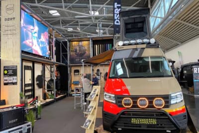 バンをキャンピングカーに作り上げるための、さまざまなパーツが展示されていました。ショップごとに特色がはっきりと出ますね