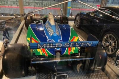 ミハエル・シューマッハのベネトンのF1マシンもありますが、レプリカなのか本物なのか!?