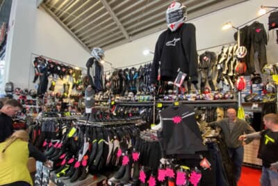 メッセ価格のお買い得品を求めて多くの人々が訪れます