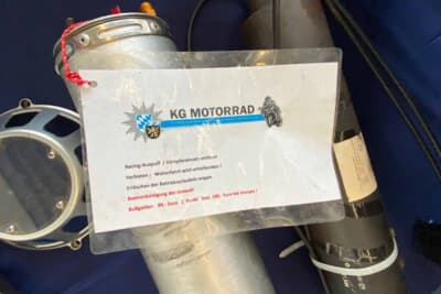 警察ブースでは違法改造例のパーツと罰金が記されており、来場者は熱心に見ていました