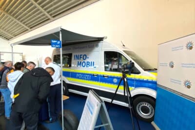 地元ミュンヘン警察のブースは大きな人だかりが 警察の方は親切に安全運転について情報発信していました