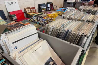 さまざまな昔のオリジナルカタログも取り扱っていました。中古LPレコード店のようですね