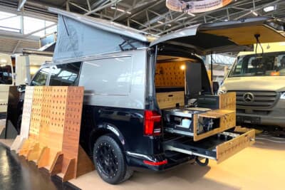 後部に引き出し式でキッチン等が収納されています。これだと雨が降っている日には、外での調理がちょっと厳しいかもしれませんね