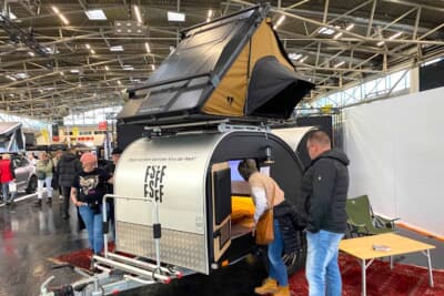 超ミニサイズの牽引トレーラータイプにプラスして、ルーフテントを設置すれば、なんと4人くらいは余裕で寝られそうですね