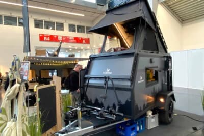 こちらは超狭小の牽引トレーラーですが、上にルーフテントも設置すれば、あっという間に立派な二階建て仕様のキャンパーになります