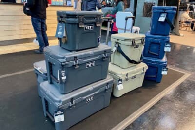 電源なしで超長時間の保冷効果があるというクーラーボックスです。ショップスタッフの巧みな実演話術で、小さいのが欲しくなりました