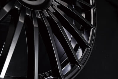 MID EXCLUSIVE 020F:均整の取れた20本フィンスポークは、重量感あるボディを品良く支えるために導き出されたデザイン。同時に軽快な足長感も生み出す