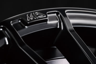 MID EXCLUSIVE 020F:伸びやかなストレートスポークは先端に立体感を持たせ、裏側にはアンダーカットを採用。軽快さと美しさを両立した洗練のデザイン