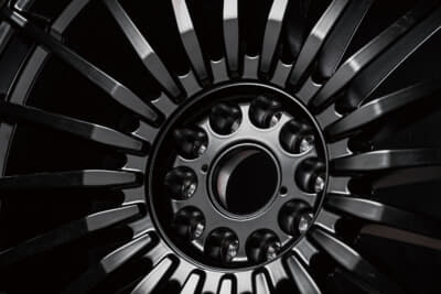 MID EXCLUSIVE 020F:MIDエクスクルーシブ初のマルチP.C.D.を採用。対応車種の幅を広げ、40/30アル&ヴェルはもちろん、他車種にも履ける高い汎用性を実現する