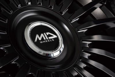 MID EXCLUSIVE 020F:センターカバーは2種を同梱。シンプルかつ上質なスタイルで魅せるリングタイプと、スポーティな印象を強めるセンターロック風の2種を設定
