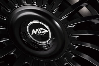 MID EXCLUSIVE 020F:センターカバーは2種を同梱。シンプルかつ上質なスタイルで魅せるリングタイプと、スポーティな印象を強めるセンターロック風の2種を設定