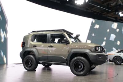 トヨタ ランドクルーザーFJ:ウェッズ アドベンチャー マッドヴァンスDX。コンケーブフォルムと斬新なデザインが特徴だ。※ホイールマッチングはパソコン上のCGによる予想図