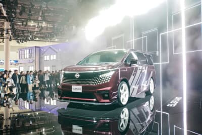 日産 エルグランド：バンパースポイラーとリップでスポーツテイストに仕立てたCG。バックドアのルーフ部分に装着したGTウイングも見どころとなっている。ボディカラーは深みのあるワインレッド系をセレクト