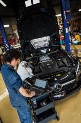 メルセデスAMG GT：専用ツールのメニュー画面。パソコン上でメーカーや車種、プログラムの読み出し箇所などを正確に選択して、純正プログラムの抽出を安全に行っていく。専門知識が求められる工程だ