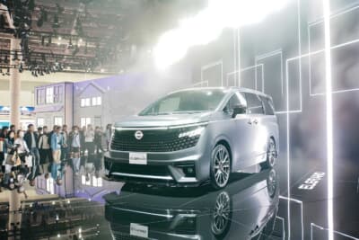 日産 エルグランド：スポーツスタイルをベースにマットグレーのボディカラーへ変更しフロントグリルをブラックに仕立てたプレミアムスポーツ系CG。ボンネットのエンブレムも撤去しすっきりとした顔周りを演出