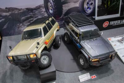 トヨタ ランドクルーザー60(1/10スケール):アウトドア気分を盛り上げるルーフラックも装備する
