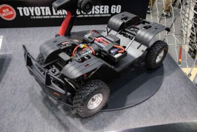トヨタ ランドクルーザー60(1/10スケール):スチールをプレス成型したメインフレームだ