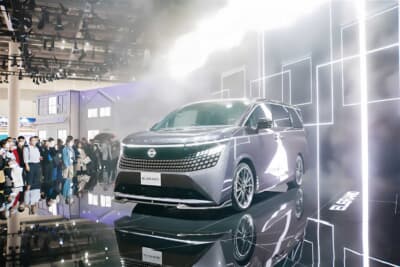 日産 エルグランド：フロントバンパー下にカーボンリップスポイラーのみを配置してシンプルにキメたCG。車高を落として小さめのリップを装着するだけでも様になるため、現実的で一番人気のスタイルとなりそうだ