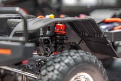 トヨタ ランドクルーザー60(1/10スケール):車高調整が容易なアジャスター付きダンパーだ