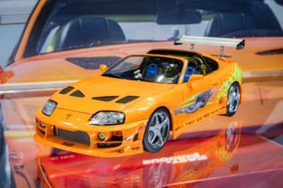 トヨタ スープラ(1/18スケール):鮮やかなオレンジのボディカラーが目を引くダイキャストモデル