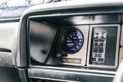 日産スカイラインGT（C210型）：クロック部にKAMEARI製フューエルプレッシャーゲージを移設。メーター類はKAMEARI製で統一している