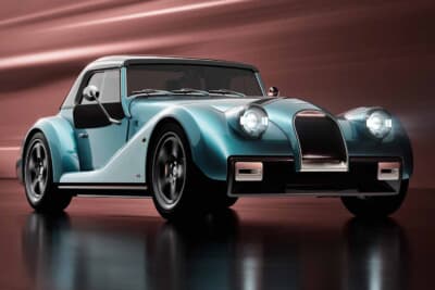 モーガン スーパースポーツ400：丸型ヘッドライトと滑らかなフェンダーラインが、モーガン伝統のスタイリングを現代に伝える