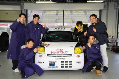 ダイハツ エッセ：富士スピードウェイのガレージにて、エッセと鈴木自工Racingのメンバー