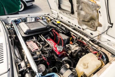 日産 マーチR:エンジンルームに収まるMA09ERT型930ccツインチャージャーエンジン。上置きのインタークーラーが確認できる