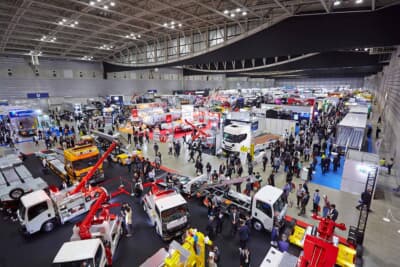 広大な会場に多数のトラックや特装車が展示され、業界関係者や一般来場者が行き交う例年の展示会場